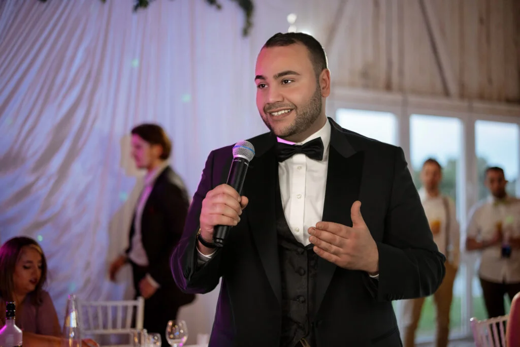 Hochzeitsmoderator Agasi für Ihre unvergessliche Hochzeit