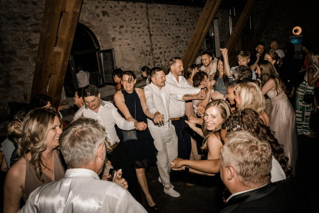 Tolle Hochzeitsfeier mit einem modernen Tamada und Hochzeitsmoderator von Fasol